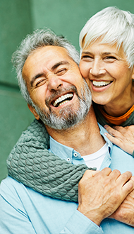 Pareja de jubilados sonrientes